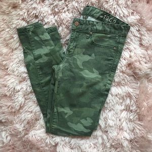 LIKE NEW GAP SKINNY CAMO JEANS 27